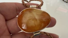 Märchenhafter Bernstein als Armband auf Leder