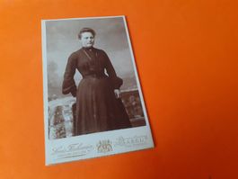 SCHWIIZER FRAU DAZUMAL - JUNGI FRAU i SCHWARZ - BASEL