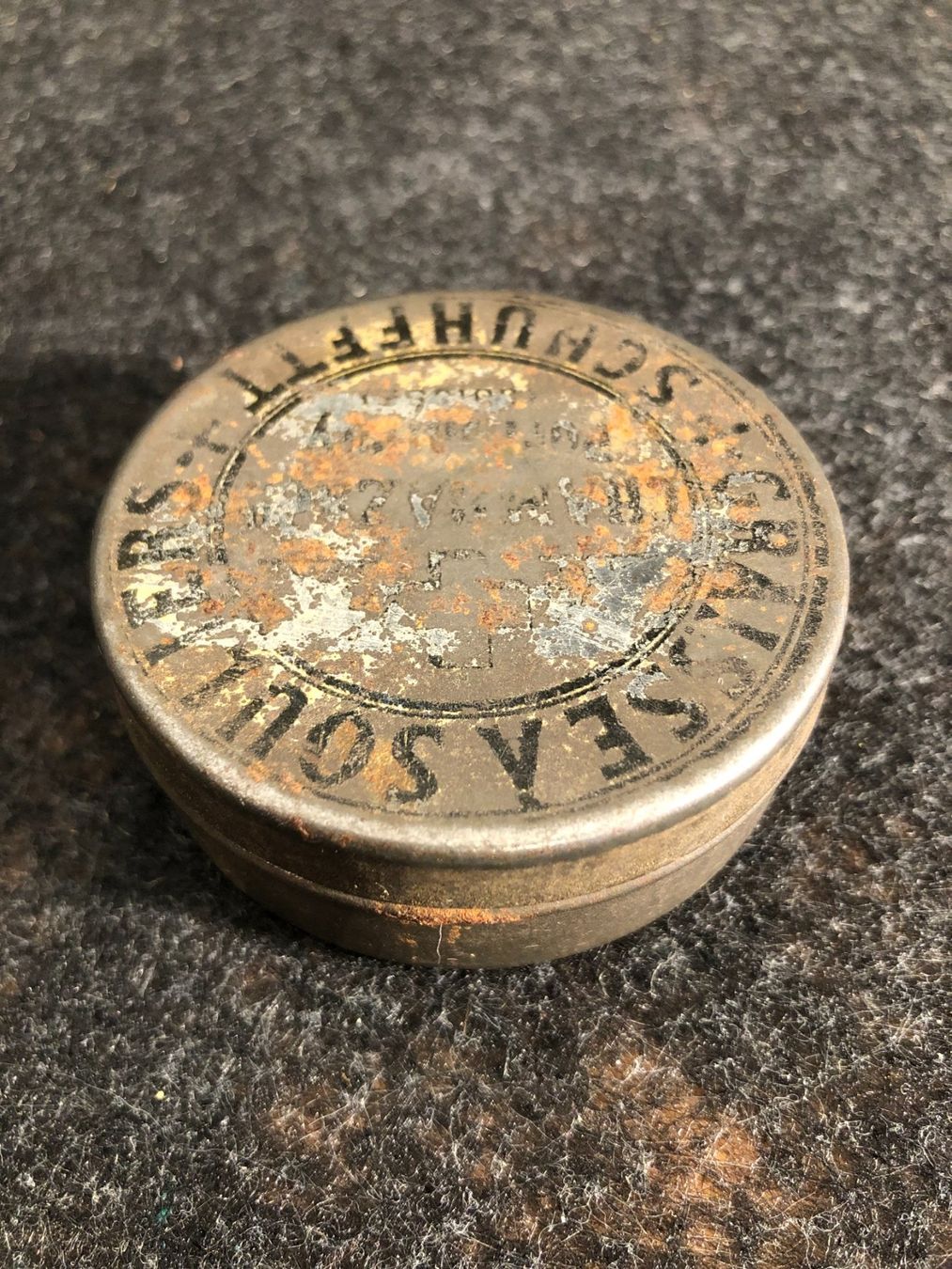 Dosen: Ancienne boîte en métal. – Gebraucht aus Saignelégier von Dubois_Vintage 1