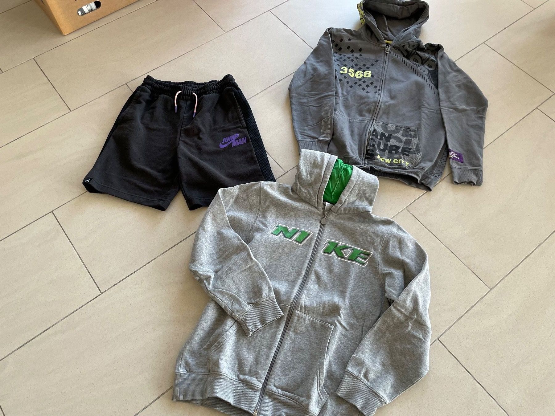 Lotti & Set di vestiti: Kleiderpaket Nike Jordan 11/12 J – Usato da Zug venduto da falama