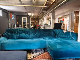 💙 Modernes Velours Ecksofa in Petrol – sehr gepflegt