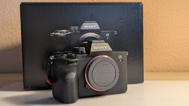 Sony A7 IV – nur 4’685 Auslösungen – OVP – Top Zustand