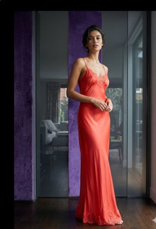 Pink Memories abito lungo con inserti in pizzo.