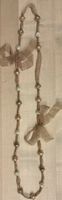 Elegante Kette in Nude mit Schleifen