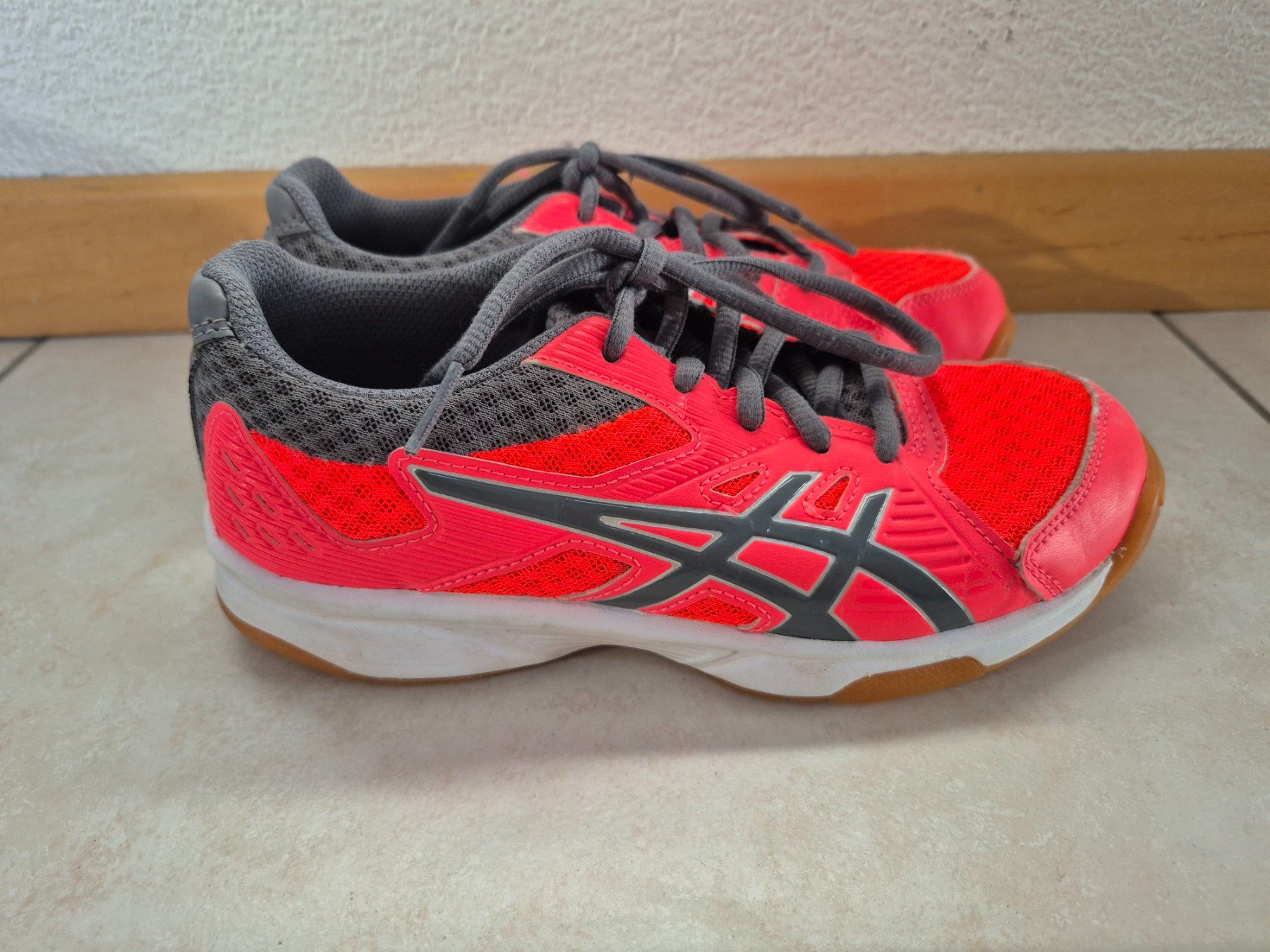 Scarpe per ragazzi: Hallenschuhe Asics Gr. 34.5 – Usato da Lengnau AG venduto da m5f1r9