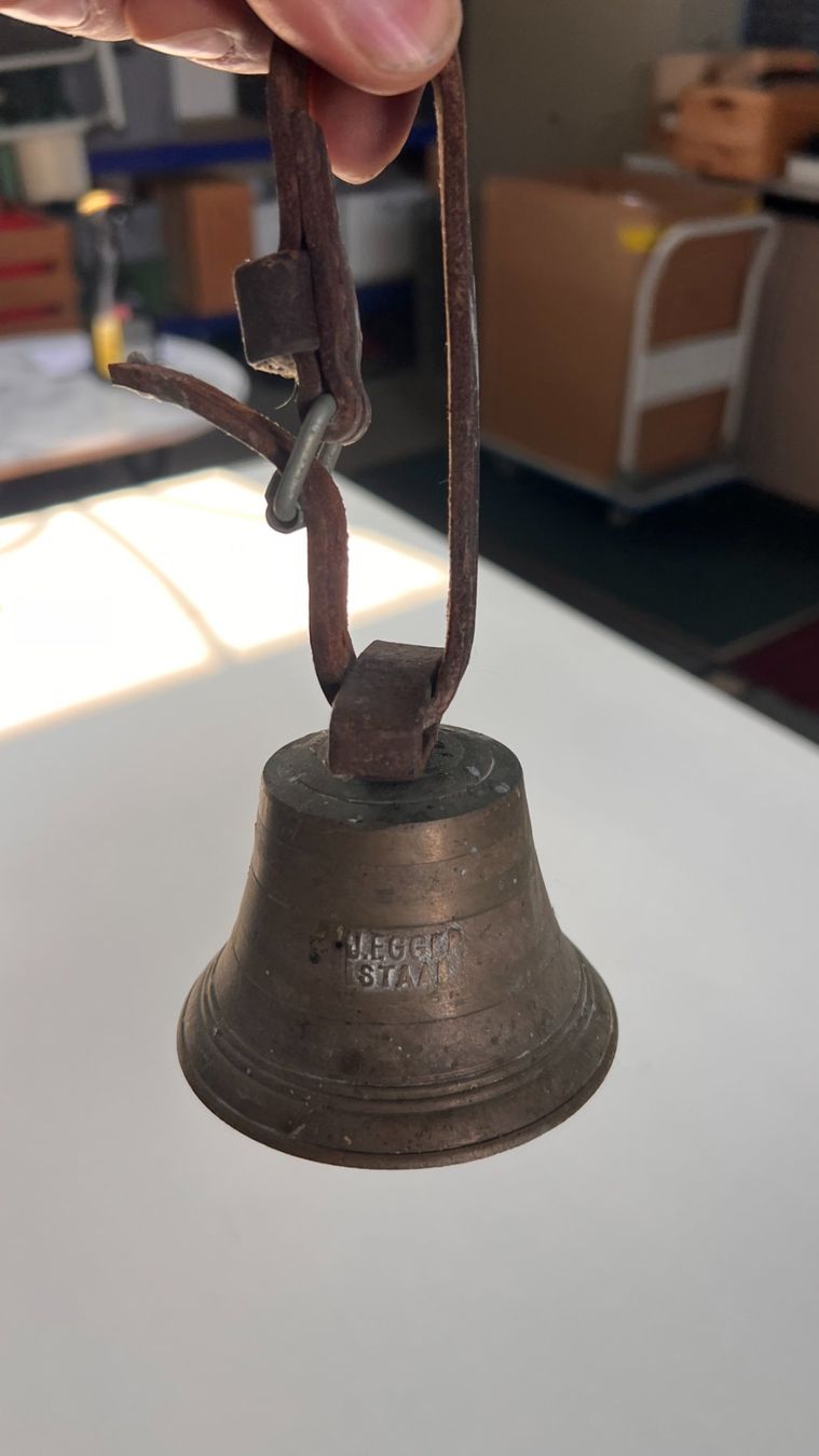 Glocken & Treicheln: Antike Kuhglocke mit Lederband - "Leggeri STAAL" Glocke – Gebraucht aus Zeiningen von osm61