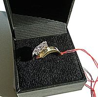 Goldring mit drei Diamanten in Schatulle