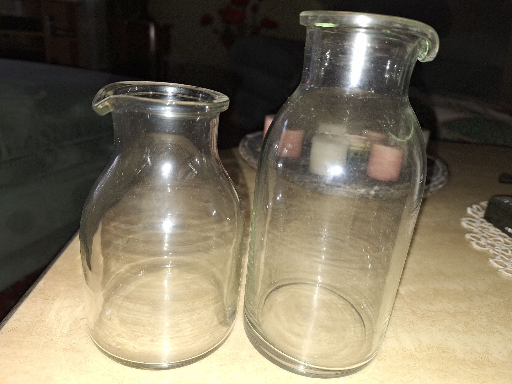 Caraffe: 2 Glas-Fläschli Milchkännchen Glaskaraffe  – Nuovo (secondo la descrizione) da spreitenbach venduto da lumbalplatte 2