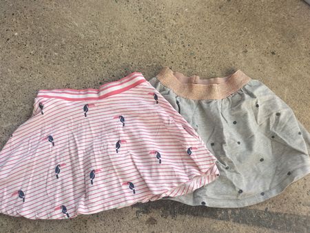 Lot de 2 jupe fille taille 104-110 cm état bon