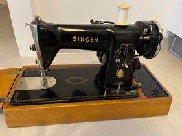 Ancienne Singer de 1935 avec accessoire et malle