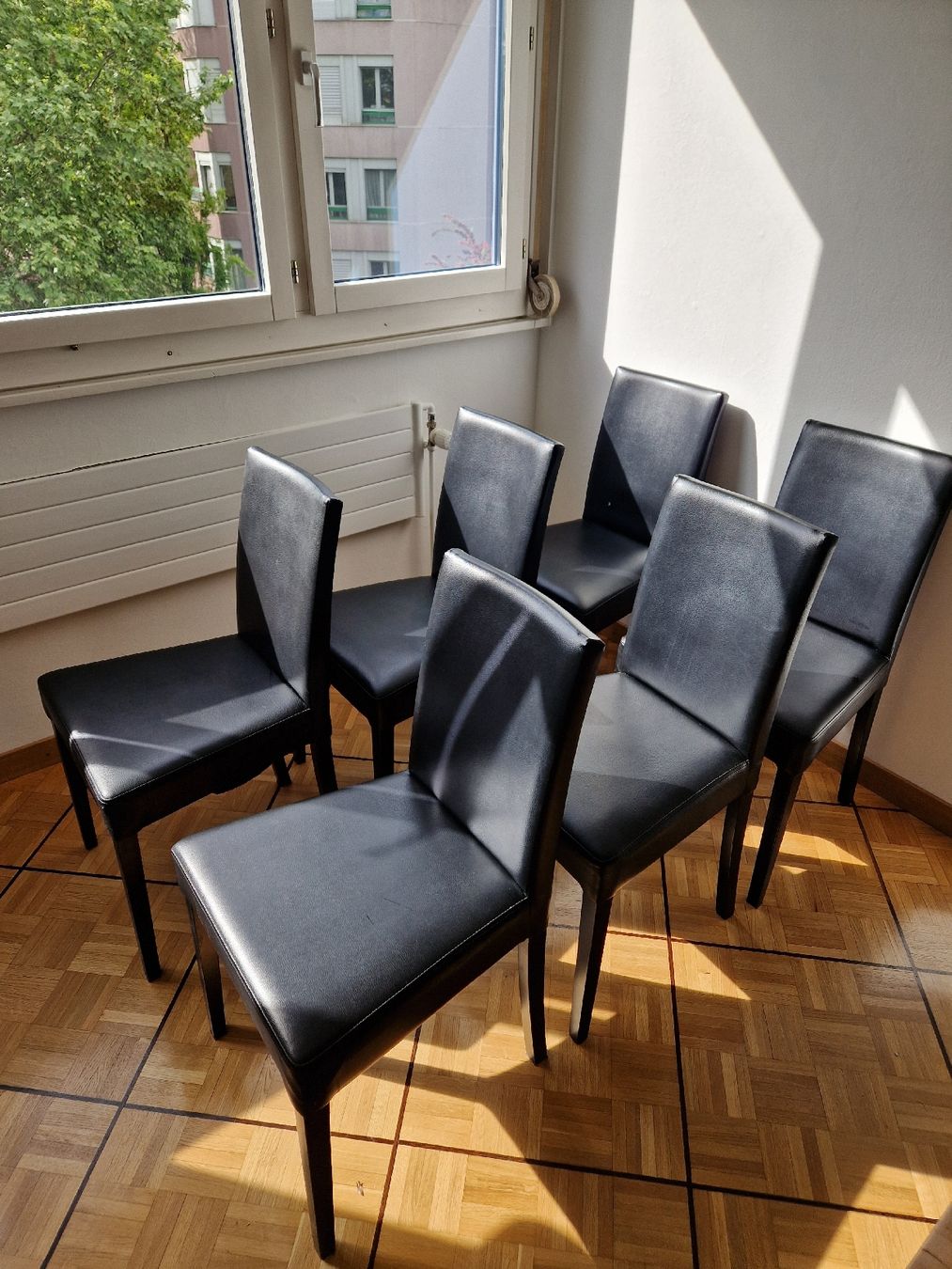 Sedie: Lot de 7 chaises en cuir noir – Usato da Petit-Lancy venduto da zes_6jhm 1