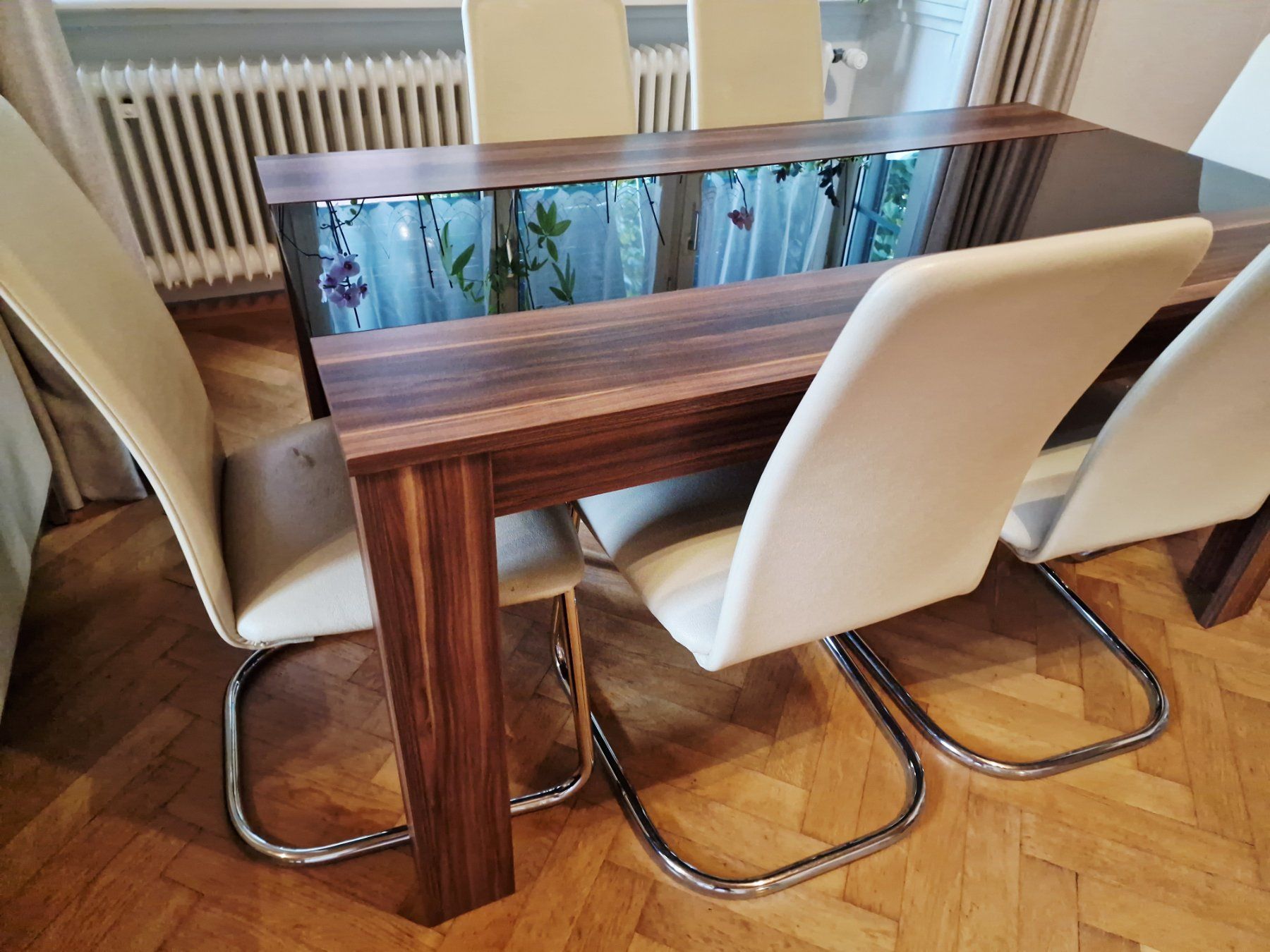 Tavoli: Esszimmertisch mit schwarzer Glasplatte Farbe Nussbaum – Usato da Hallau venduto da CHACLA