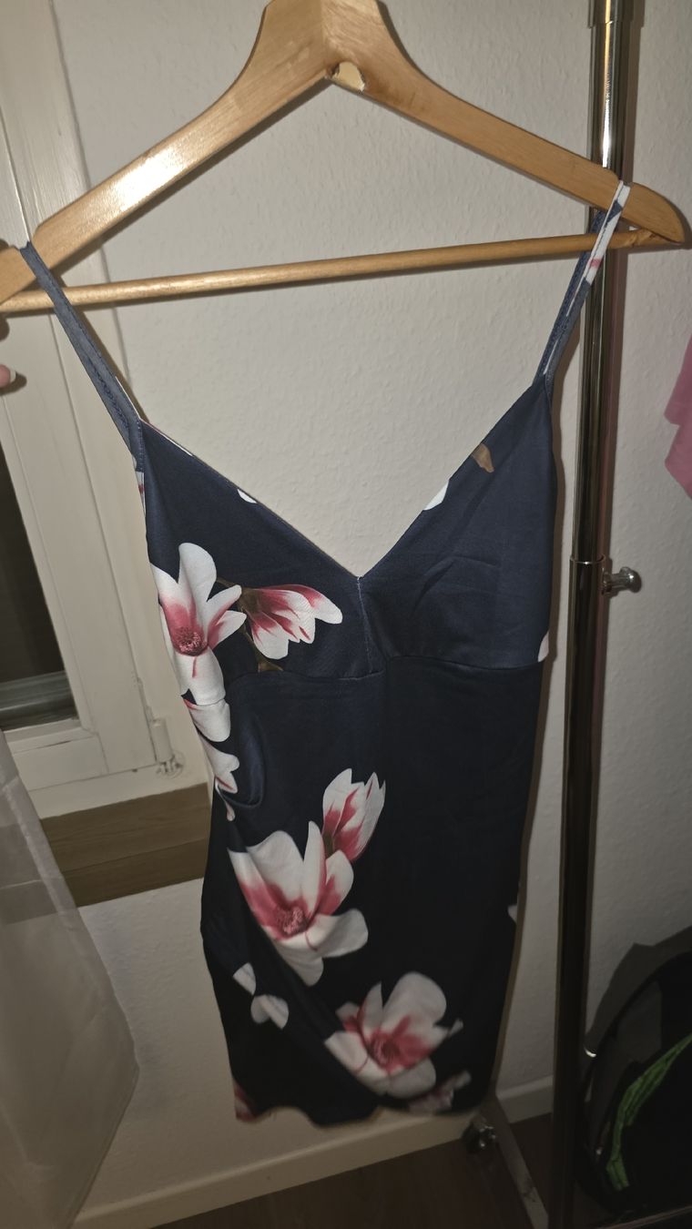 Kleider: Geblümtes Kleidchen aus feinem Stoff Gr. S – Neu (gemäss Beschreibung) aus Wetzikon ZH von secondhandsfashion
