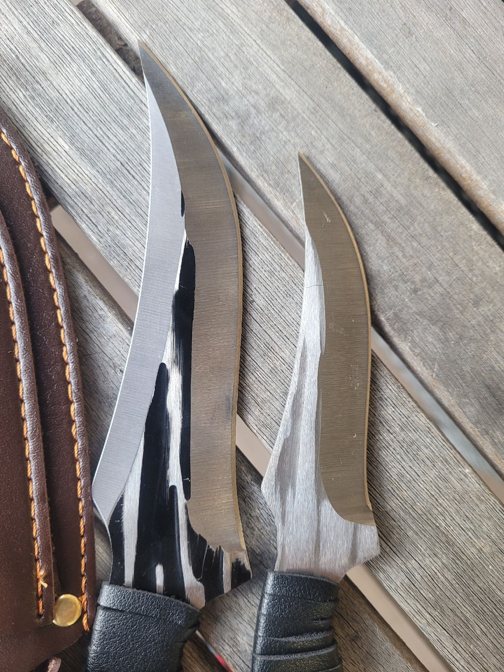 Accessoires: 2 Handgefertigte Messer mit Kunstlederscheide – Neuf avec emballage d'origine à Herzogenbuchsee par Melissa110 2