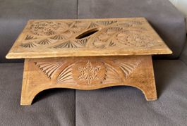 Handgeschnitzter Holzhocker Antik mit Sternenmuster, Unikat
