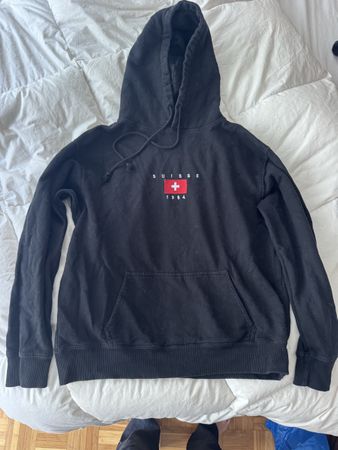 Sweat à capuche Brandy Melville noir motif Suisse bon état
