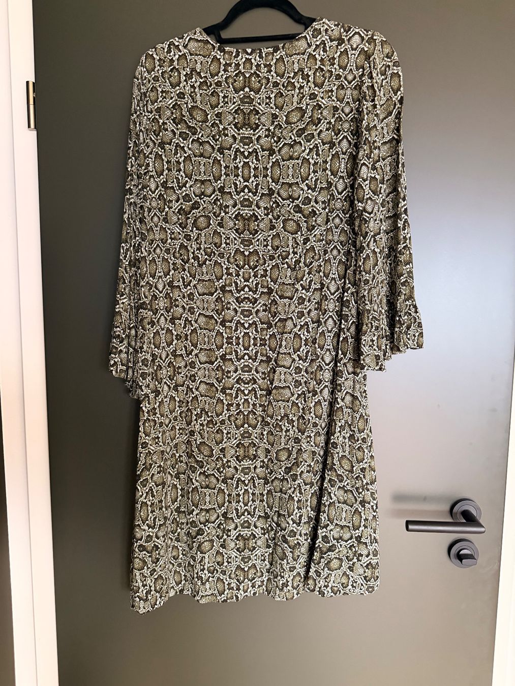 Vestiti: Robe ESSENTIEL Antwerp, imprimé serpent – Nuovo (secondo la descrizione) da Glion venduto da CASU66 1