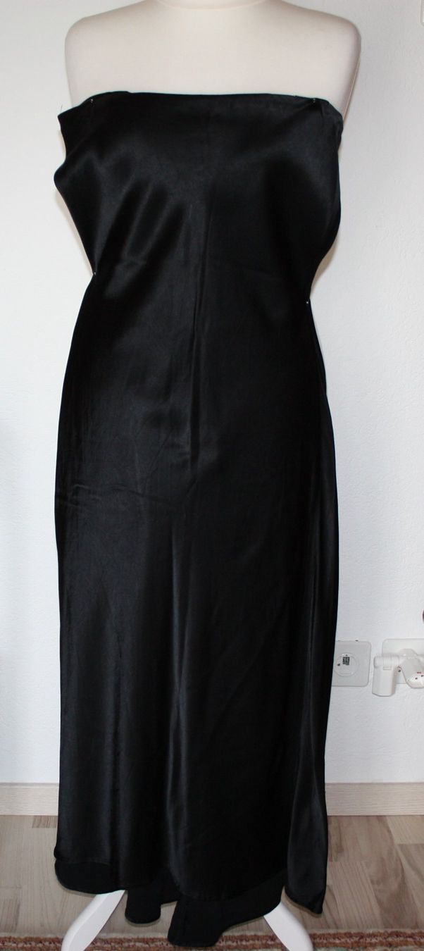 Kleider: Abendkleid lang schwarz Satin Gr. S – Gebraucht aus Flüelen von Diversicum-Textil