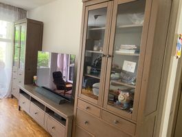 Bank Hernes und 2 Glasvitrine