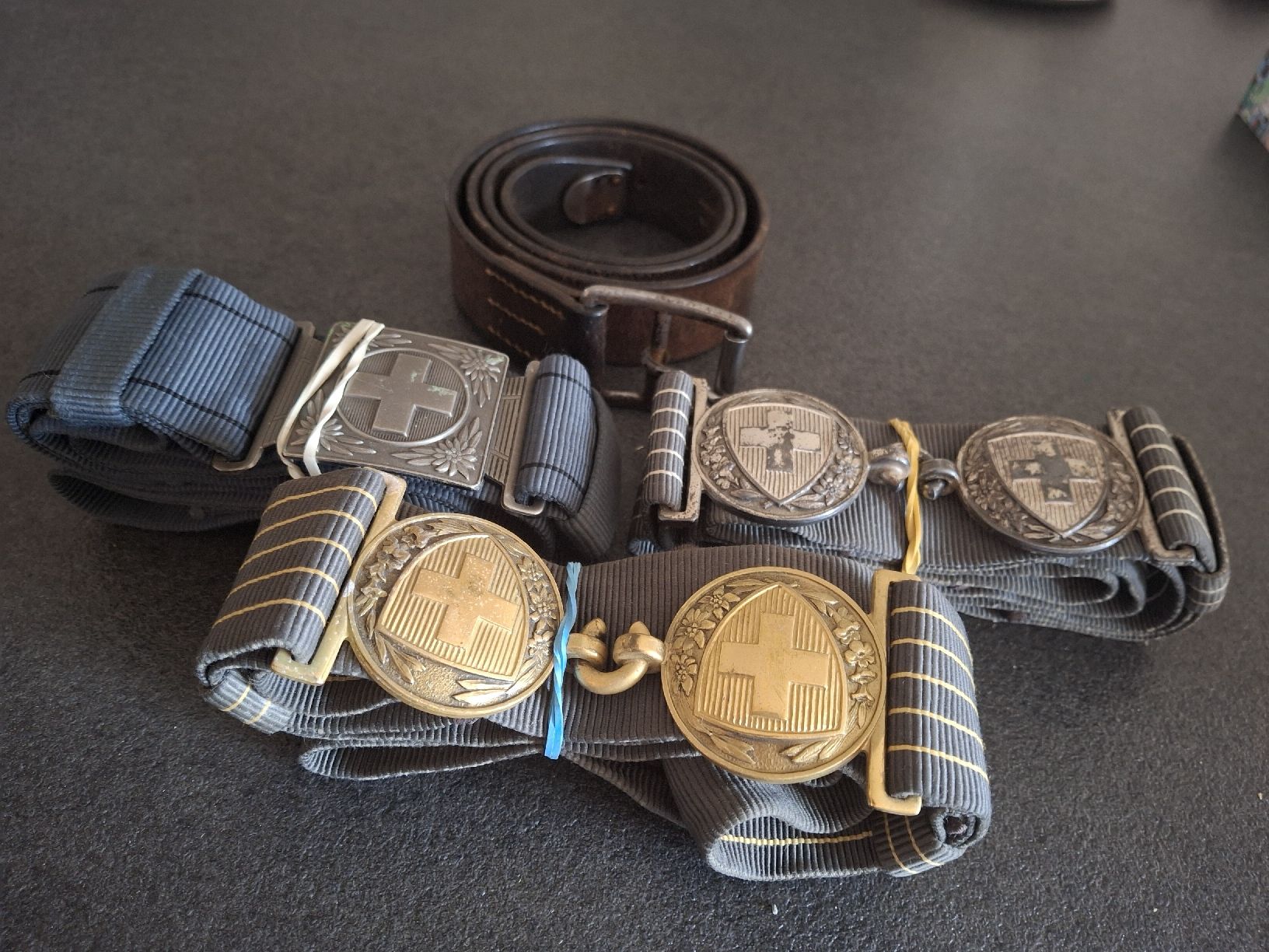 Schweizer Armee Uniformen: Lot de 4 ceinturon Armée CH – Gebraucht aus Essertines-sur-Rolle von saba4ka