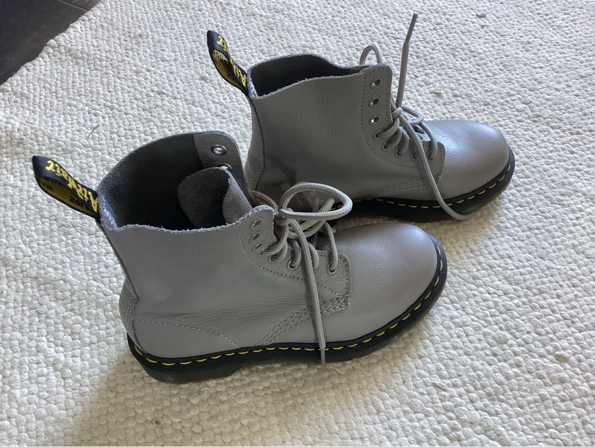 Dr. Martens Scarpe da donna: Dr. Martens Boots, Graues Leder, Grösse 37, NEU!! – Nuovo (secondo la descrizione) da Kirchberg BE venduto da noel091 2