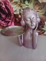 Dekorative Kopfhörer-Frauenfigur mit Tablett