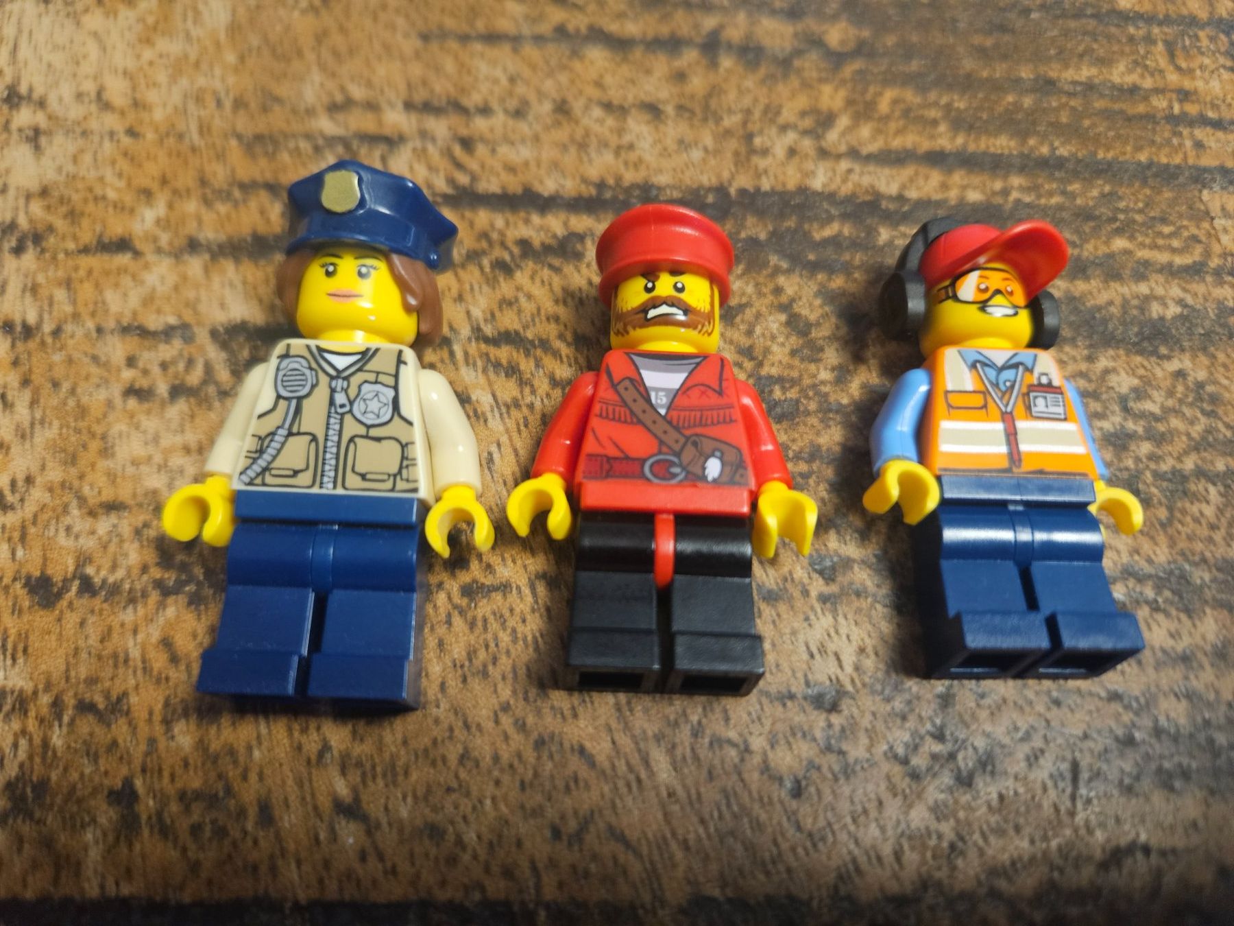 Lego Kit di costruzioni: lego lot de 3 figurines – Usato da Confignon venduto da Ecrofigs
