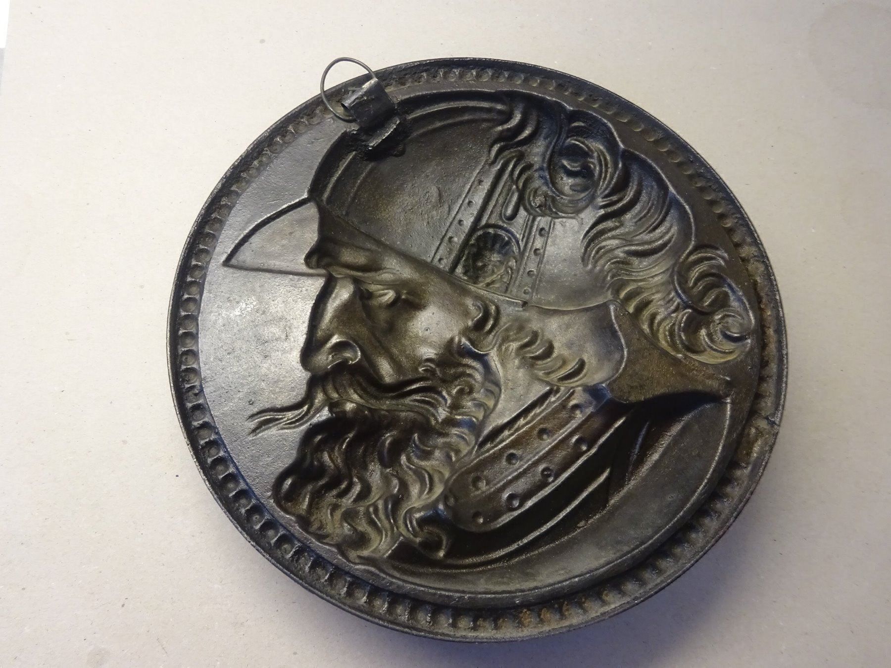 Sculture & Statue: Antikes Eisenrelief Krieger Helm – Usato da Esslingen venduto da eintagammeer 5