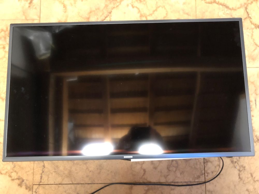 Samsung UE40 TV 40Zoll Top Zustand! Inklusive Wandhalterung | Kaufen ...