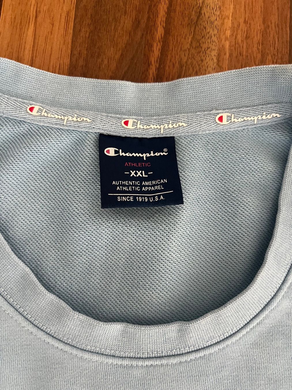 Champion Pullover & Sweatshirts: Champion Sweater Hellblau – Gebraucht aus Laufen von senu_01 1
