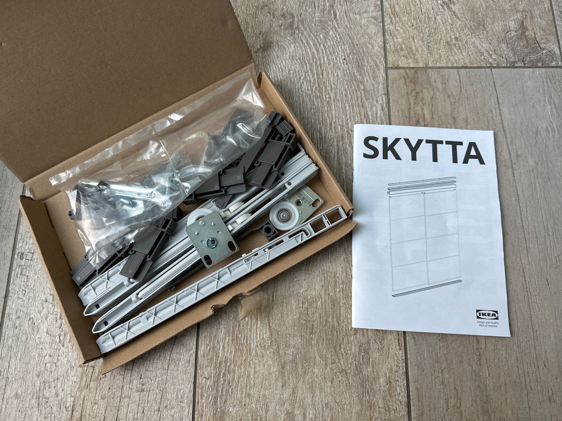 Ikea Supporti a parete: IKEA SKYTTA Fitting package for two track rail – Nuovo (secondo la descrizione) da Signy venduto da HelloVeloCH