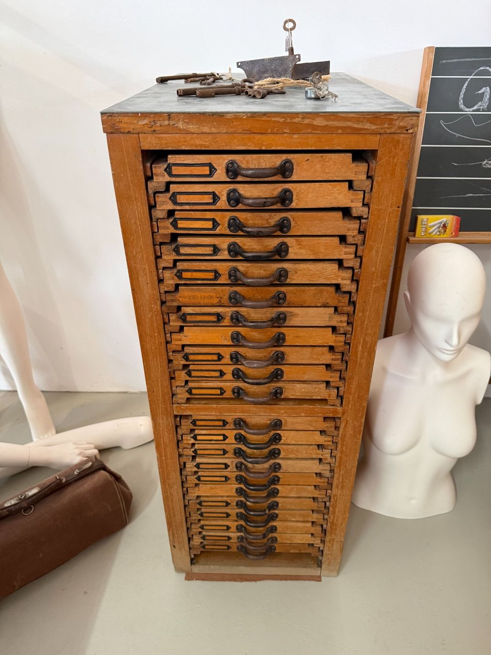 Cassettiere: Setzermöbel Bleisatz Hochkommode Schubladenstock Berlin – Usato da Dottikon venduto da beni1204 1