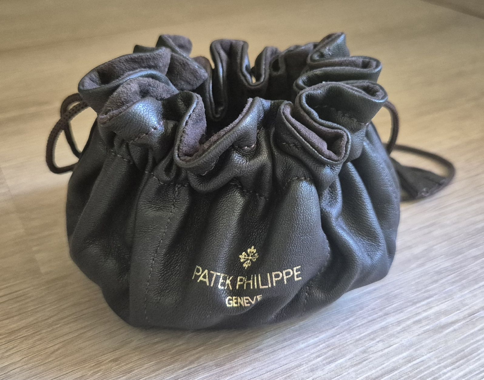 Patek Philippe Orologi: Bourse en cuir brun, Patek Philippe, neuve, sans emballage – Nuovo (secondo la descrizione) da Plan-les-Ouates venduto da geg_5zl5