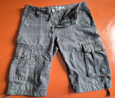 Sommerliche Kurz-Hose Gr. 32, kariert, Cargo-Stil