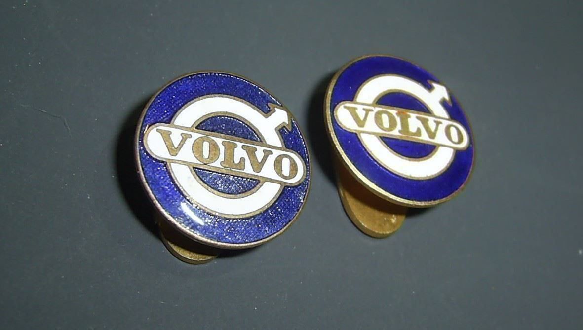 Placchette & Badge: 2 alte, emaillierte Reversabzeichen: VOLVO Automobile – Usato da Hedingen venduto da Protechnica 1