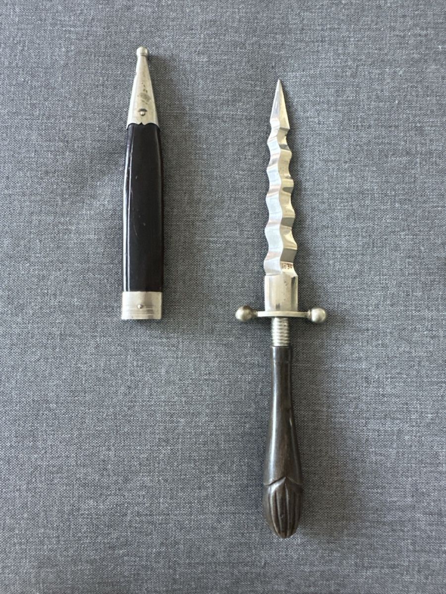 Besteck: Antiker Dolch mit Scheide gerillte Klinge – Gebraucht aus Baar von Hillsboro 2