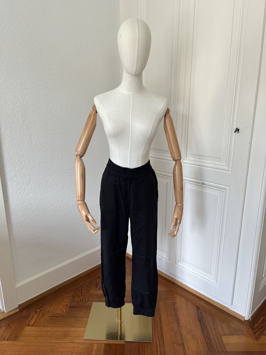 Levi's Pantaloni: Levi's Black Summer Pants - Size M, Lightweight Material – Usato da Mies venduto da Nib2011