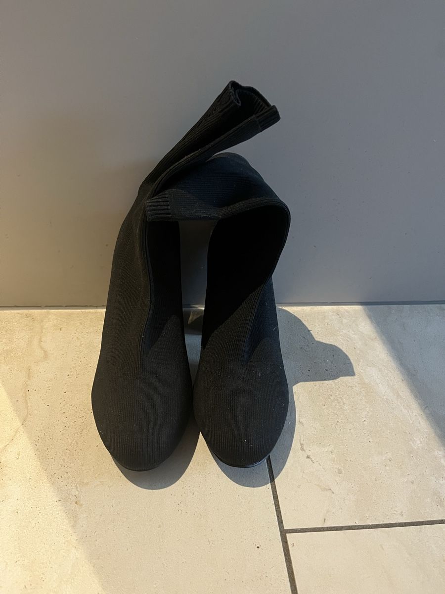 Zalando Scarpe da donna: Schwarze -Stiefeletten Grösse 40 – Nuovo (secondo la descrizione) da Niederrohrdorf venduto da liv_7gbr