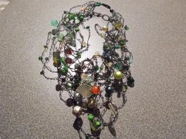 Kette schwarz, verschiedene Stränge, farbige Kugeln