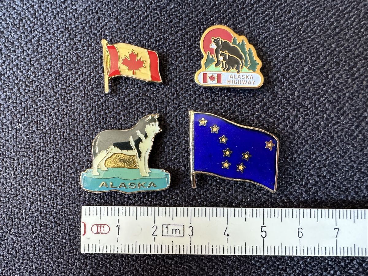 Placchette & Badge: 4 Canada- & Alaska-Pins – Usato da Au ZH venduto da Wildernesspudding 1