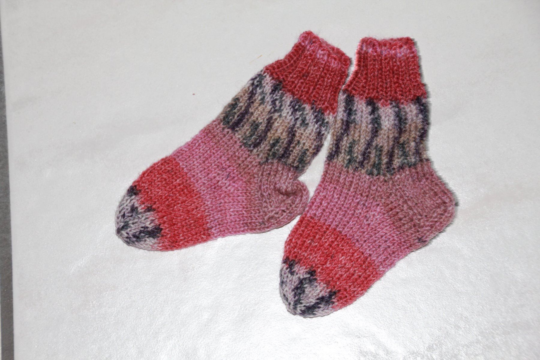 Socken für Kinder: Handgestrickte Kindersocken Grösse 19 – Neu und originalverpackt aus Wallenwil von Sahron