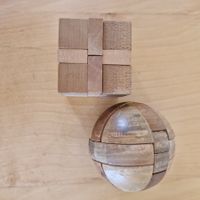 2 Puzzle aus Holz: Würfel und Kugel