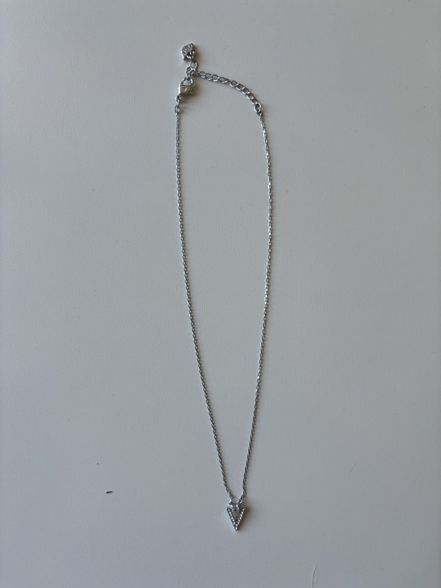 Swarovski Catenine: Collier Swarovski pendentif triangle argenté – Nuovo (secondo la descrizione) da Genève venduto da Estelle_gig