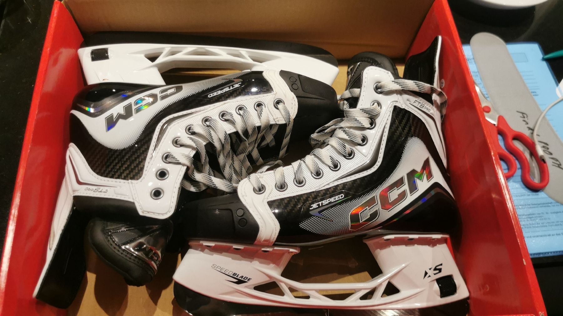 Ccm Pattini da ghiaccio: Brandneue CCM FT8 Pro white Profischlittschuh – Nuovo e nell'imballaggio originale da Niederuzwil venduto da Muzzi15