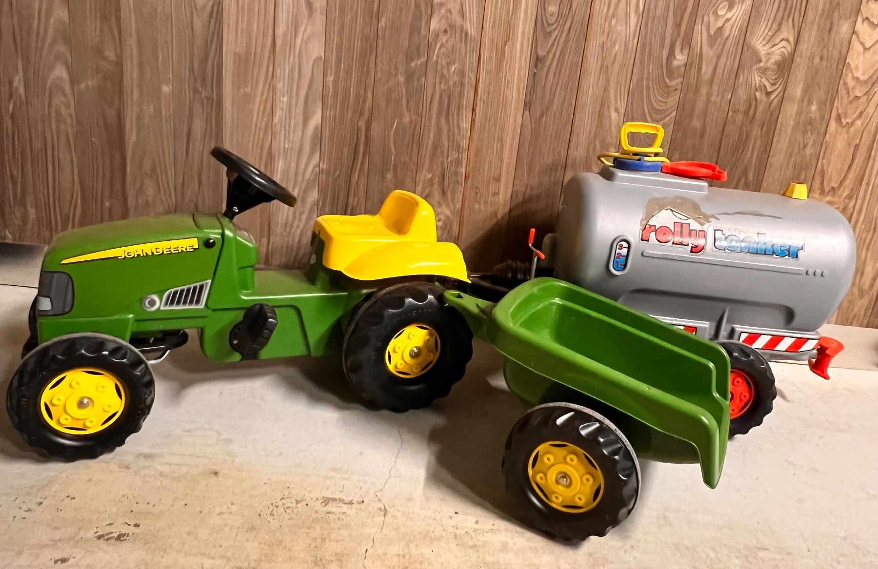 John Deere Fahrzeuge für Kinder: Kindertraktor John Deere mit Anhänger und Wassertank – Gebraucht aus Sulz von kle_shz8