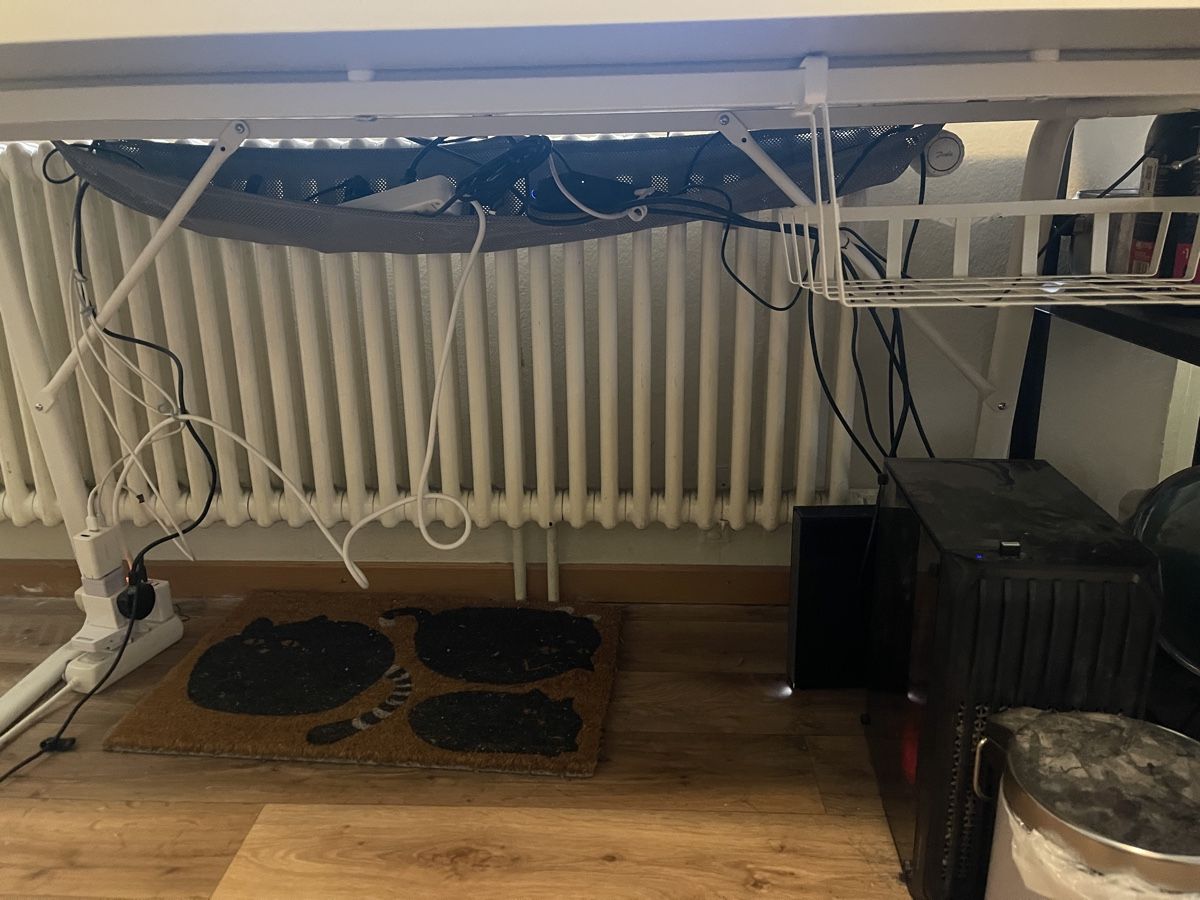 Ikea Scrivanie: IKEA HUVUDSPELARE Desk – Usato da Zürich venduto da Jiajun_Peng 2