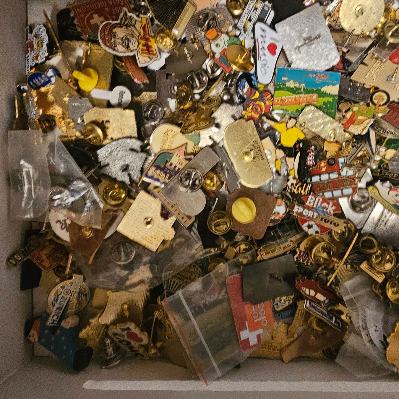 Placchette & Badge: 100 stück pin sammlung lot – Usato da wolfhalden venduto da 46464646 2