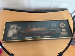 Titanic Schiffsmodell in Holzvitrine und Glas