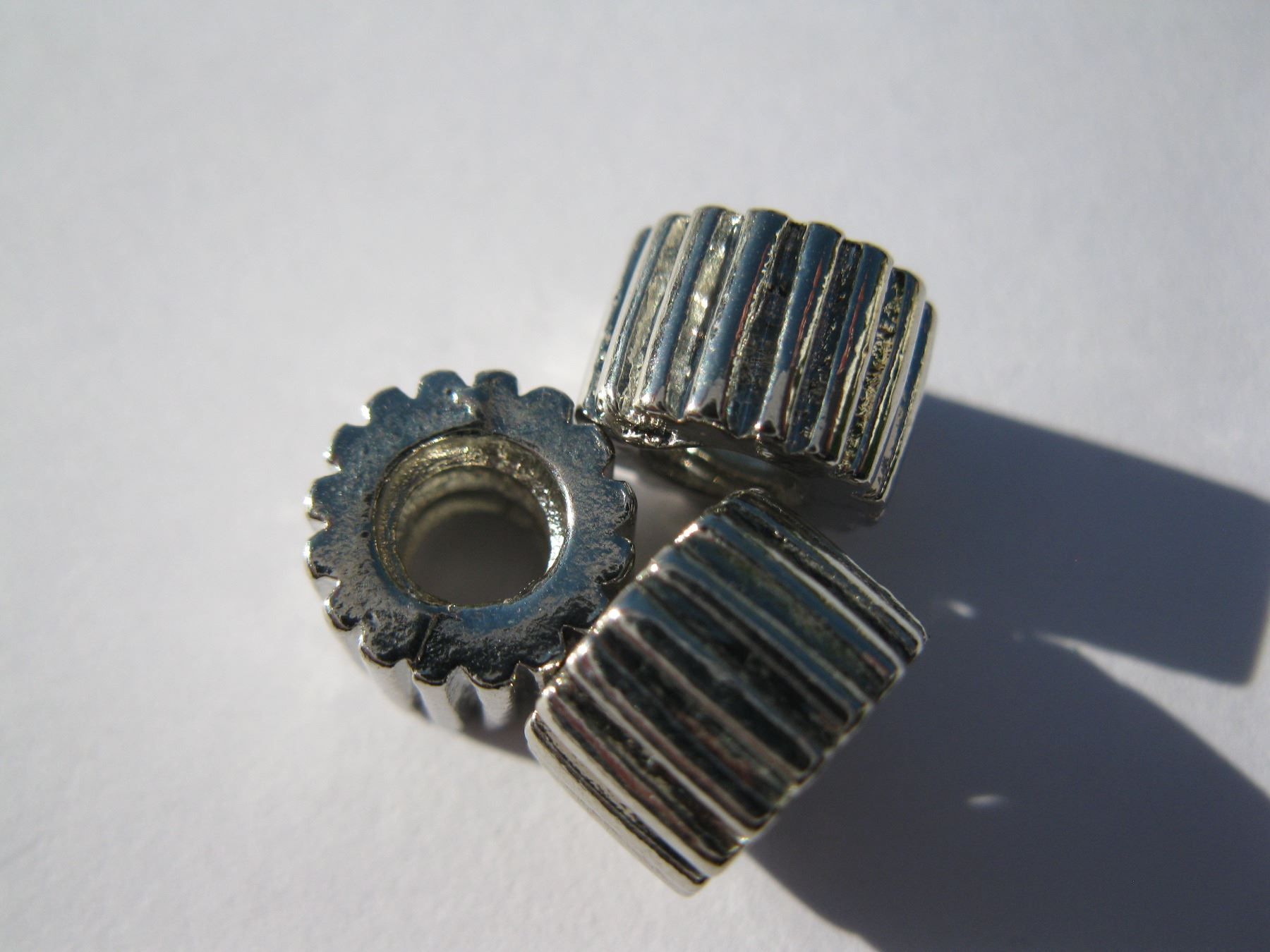 Perle (finte): 5 Metallperlen gerillt 9mm – Nuovo e nell'imballaggio originale da St. Margarethen TG venduto da LuanaKa