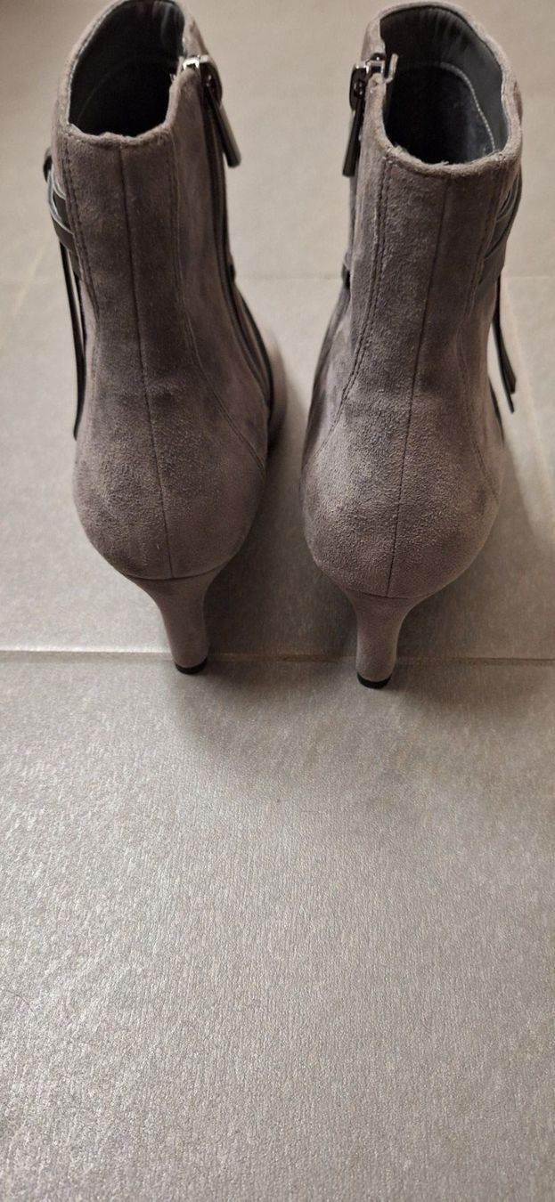 Clarks Scarpe da donna: Clarks, bottine grise / graue Stiefelette – Nuovo e nell'imballaggio originale da Lussery-Villars venduto da pousinete02 2